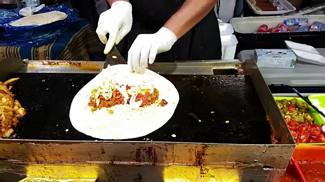 在食品市场上准备墨西哥玉米煎饼视频素材