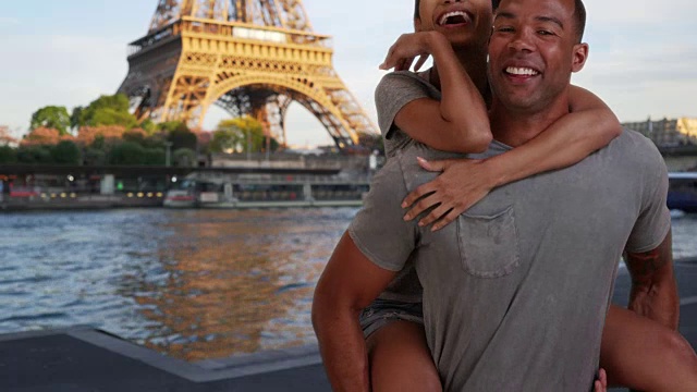 顽皮的非裔美国女人跳上爱的男朋友回到巴黎视频素材