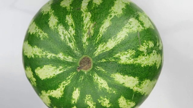 旋转一个绿色的西瓜。视频下载