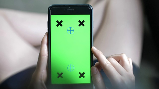 年轻女子使用绿色屏幕的智能手机的移动应用程序视频下载