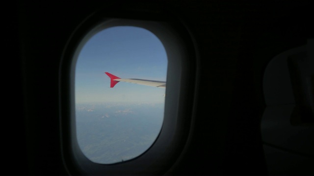 晴空飞机窗口视频素材