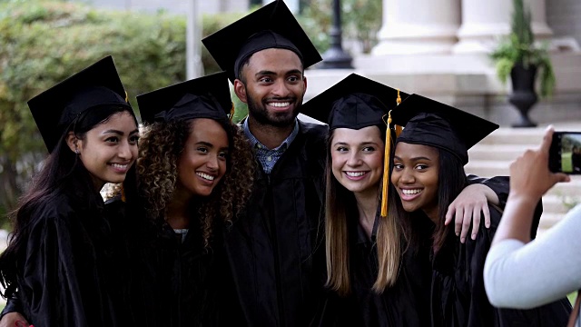 一群兴奋的大学朋友在他们的大学毕业后拍照视频下载