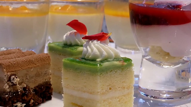 餐厅内餐桌上的芒果慕斯和迷你蛋糕的运动视频素材