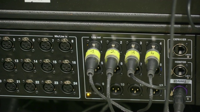 录音工具的插座上有数字1 2 3 4视频下载