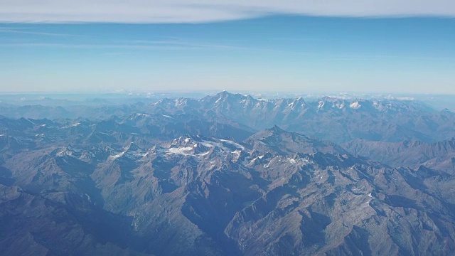 在秋天飞越欧洲阿尔卑斯山。冰川的景观。从飞机窗口鸟瞰图视频素材
