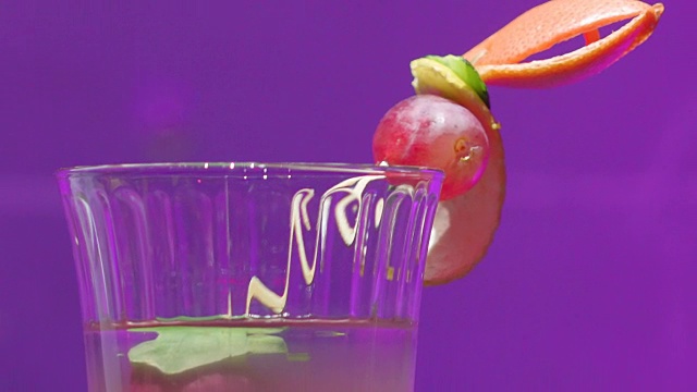 鸡尾酒杯盖上一颗红樱桃视频素材