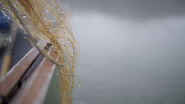 渔网从水中捞起的细节视频素材