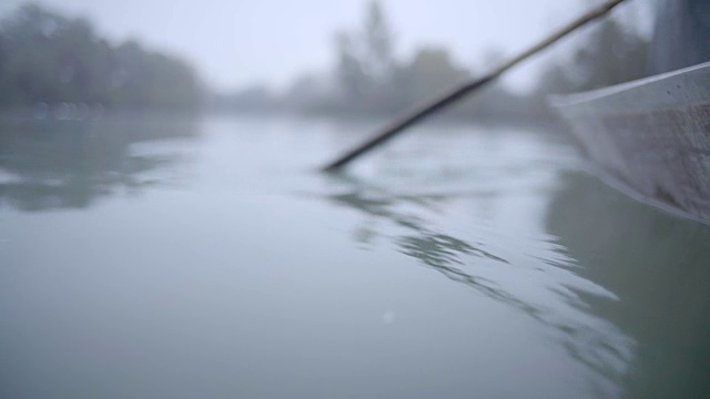 旧式木桨入水细节视频素材