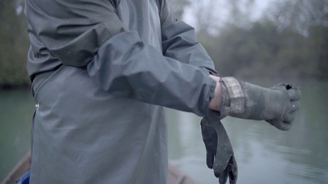 渔民戴上了破旧的工作手套视频素材