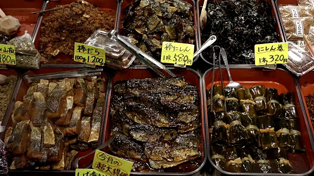在京都的锦树市场出售的腌鱼视频素材