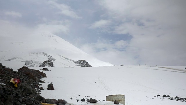厄尔布鲁斯山全景图。登山者在攀登。视频素材