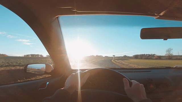 驾驶员手握方向盘驾驶汽车的POV视频素材