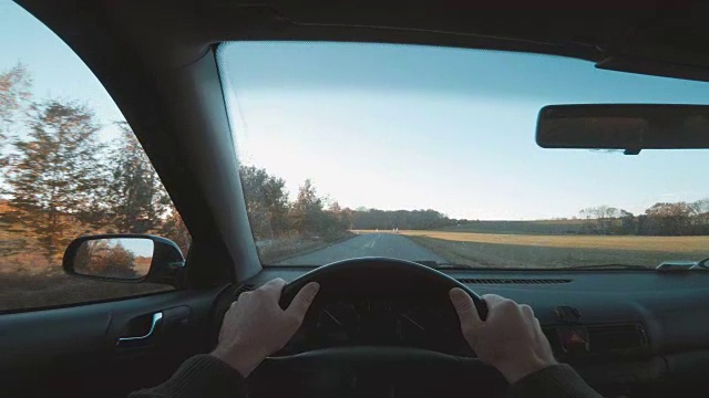一个人开车，双手放在方向盘上的观点视频素材