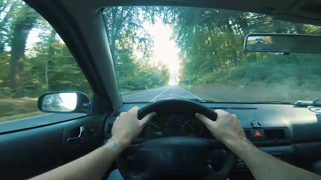 司机开车时双手都握在方向盘上视频素材