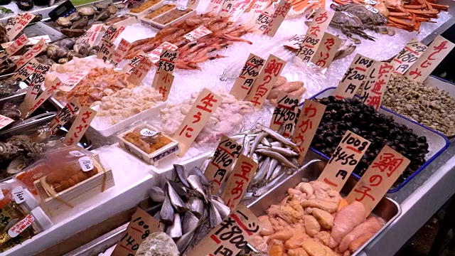 在锦树市场出售各种海鲜的桌子视频下载