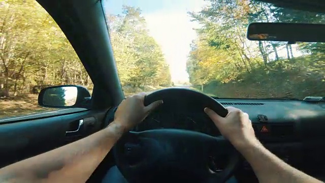 从司机的角度来看，度假时开车似乎是对的视频素材