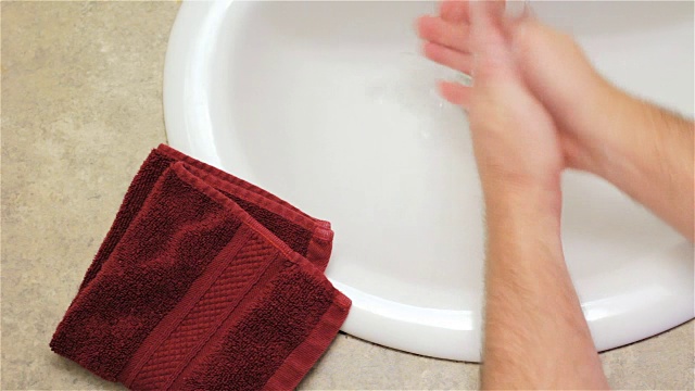 男人清洗手视频下载