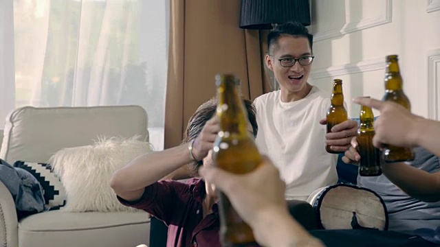年轻的亚洲成年男子聚在一起喝啤酒敬酒视频素材
