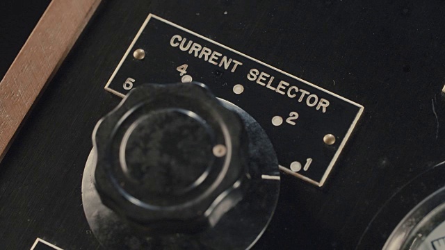 老式电器盒与手操作开关和旋钮视频下载