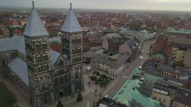 无人机拍摄瑞典隆德市中部的隆德大教堂建筑。教堂塔和城市街道的鸟瞰图视频下载