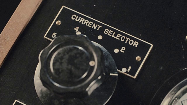 老式电器盒与手操作开关和旋钮视频下载