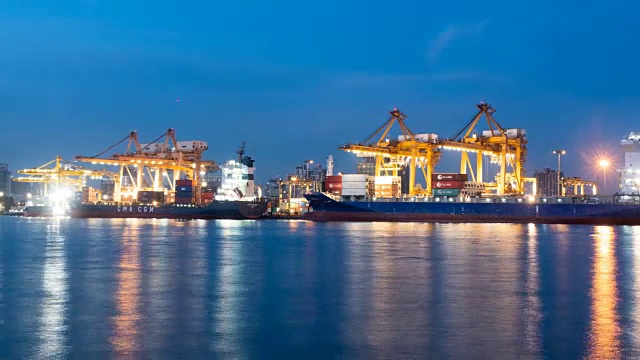 4K:东南亚工业港口与集装箱船在夜间的时间间隔视频素材