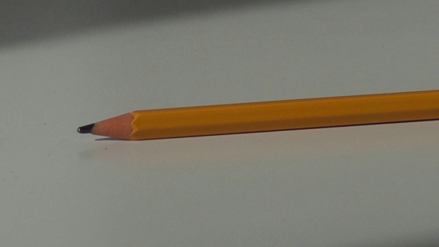 在办公桌上滚动的木制铅笔视频素材
