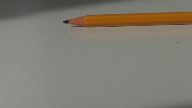 在办公桌上滚动的木制铅笔视频素材