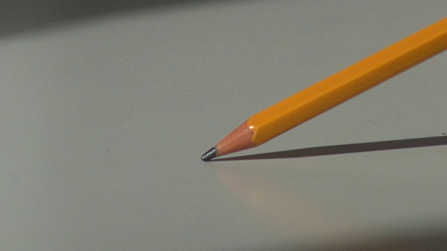 用一支木铅笔敲桌子视频素材