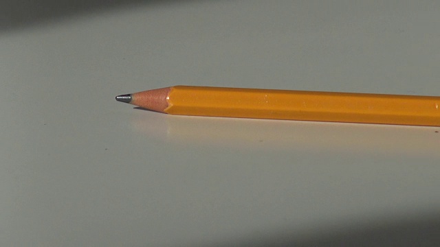 木铅笔扔在办公桌上视频素材