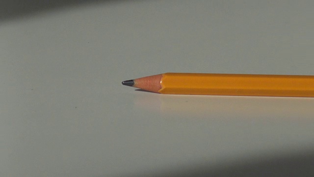 木铅笔拿起来放在办公桌上视频素材
