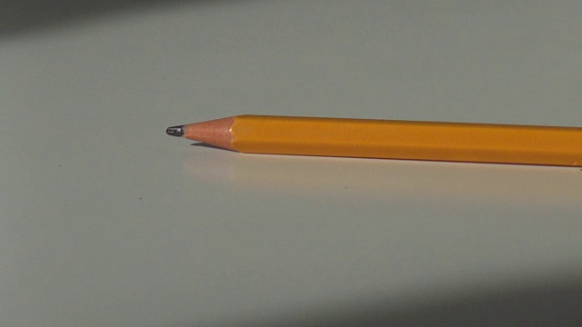 木制铅笔，从一个白色的办公室书桌视频素材