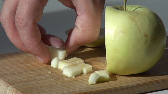 切好的青苹果片放在木砧板上视频下载