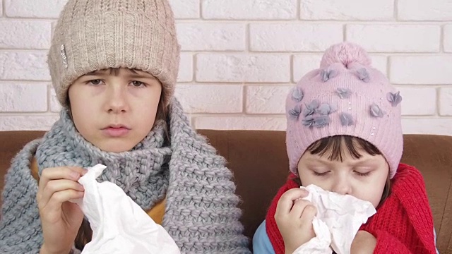 生病的孩子戴着暖和的帽子。视频素材