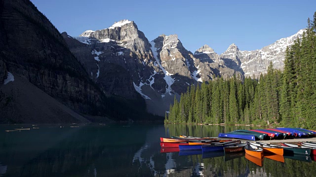 早晨拍摄的独木舟停泊在加拿大的冰碛湖视频素材