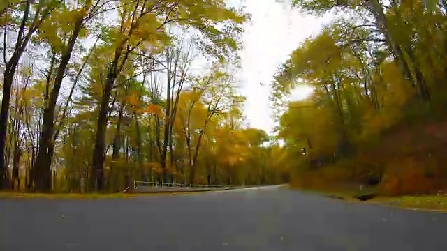 秋天的路在夸宾地区的马萨诸塞州视频素材