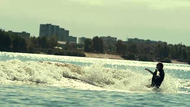 男人骑在尾水板上。水上运动失败。极限运动视频素材