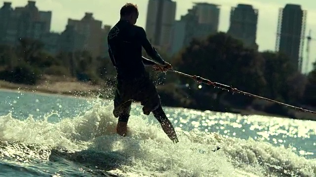 极限运动员骑在水上。登机后的运动。夏天的肾上腺素视频素材