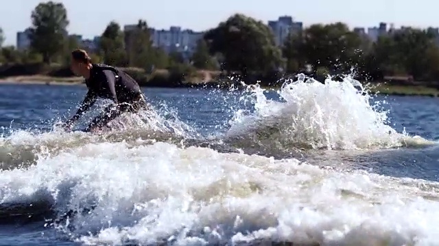 水上滑水运动的人。年轻的运动员在海浪上冲浪视频素材