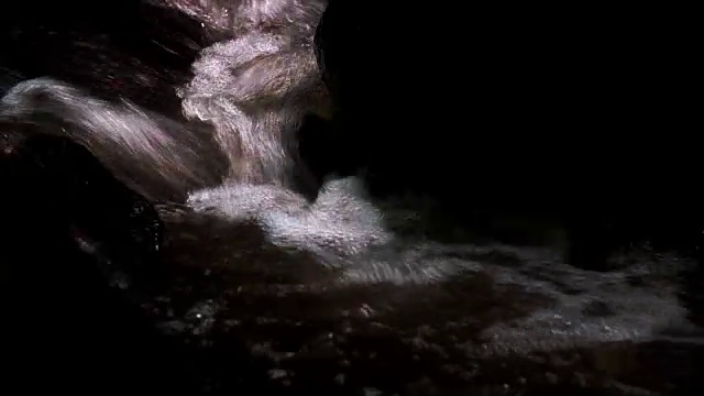 岩石河中的流水视频素材
