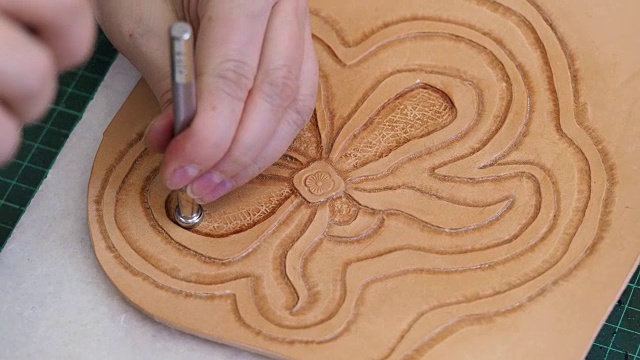 工匠邮票花装饰皮革与背景垫冲压工具视频素材