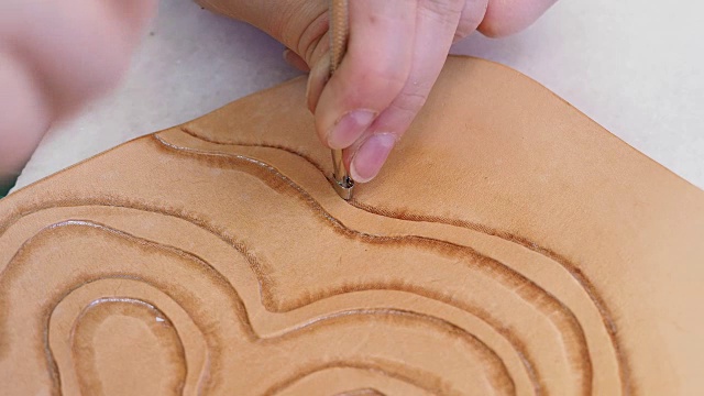 工匠邮票装饰皮革与梨着色背景冲压工具视频素材