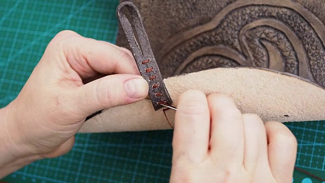 工匠缝一个系手提包的环视频素材