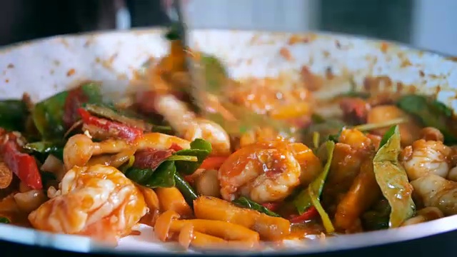 麻辣炒蘑菇和虾仁配红咖喱和甜罗勒，亚洲传统泰国菜菜，亚洲烹饪食谱概念视频素材