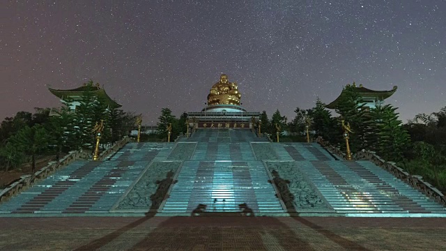 泰国清莱梅塔库纳兰佛寺(Wat Muen Buddha Mettakhunaram)夜空中星星移动的时间间隔视频下载