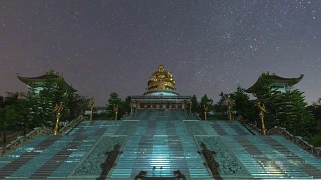 泰国清莱梅塔库纳兰佛寺(Wat Muen Buddha Mettakhunaram)夜空中星星移动的时间间隔视频下载