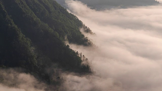时光流逝:日本北海道阿kan国家公园马淑湖上的薄雾视频下载