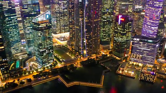 航拍新加坡城市金融中心商务区大楼夜间的消失或坍塌视频素材