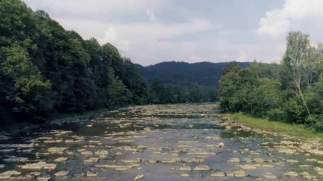 山区河流。鸟瞰图视频素材