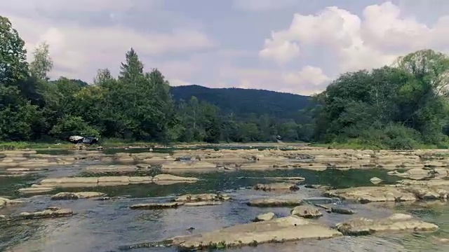 山区河流。鸟瞰图视频素材